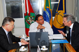 (da esq p/ dir) Udo Döhler, reitor Lúcio e Sérgio Alvez