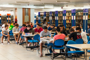 A Biblioteca Universitária (BU) está investindo mais de R$ 3 milhões na aquisição de livros solicitados em 2013 e 2014. (Foto: Henrique Almeida / Agecom / UFSC)