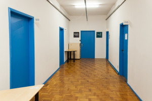 As portas estão sendo pintadas de azul para facilitar a visualização por pessoas com deficiência visual. Foto: Henrique Almeida/Agecom/DGC/UFSC