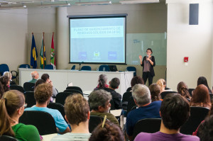 A engenheira sanitarista e ambiental da UFSC, Sara Meireles, apresentou o Plano para cerca de 100 pessoas. Foto: Henrique Almeida/Agecom/UFSC