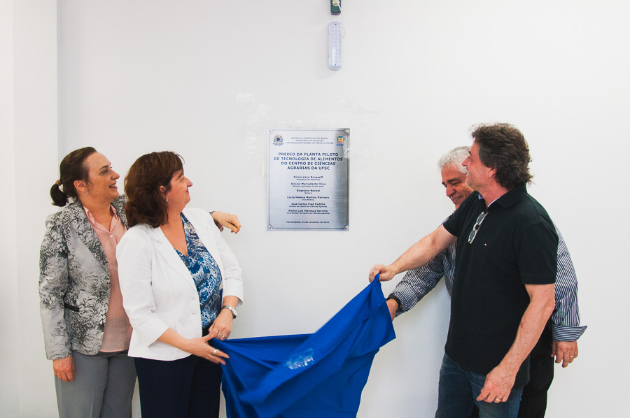 Reitoras da UFSC e diretores do CCA fizeram o descerramento da placa de inauguração da Usina de Alimentos em cerimônia realizada no dia 23 de novembro.