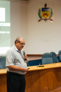 O ex-reitor da UFSC, Antônio Diomário Queiroz apresenta palestra durante aula magna. Foto: Henrique Almeida/Agecom/UFSC