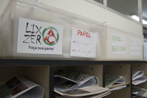 Caixas coletoras de papel para reciclagem na sala dos professores do Colégio de Aplicação. (Foto: Ítalo Padilha/Agecom/UFSC)
