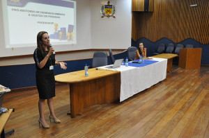 Pró-reitora de Gestão de Pessoas, Carla Búrigo apresenta a estrutura da Prodegesp aos novos técnicos. (Foto: Ítalo Padilha/Agecom/UFSC)