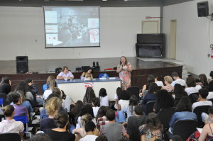 Eliane Schimidt fala sobre reforma da previdência, no auditório do Colégio de Aplicação. Foto: Lavinia Kraucz/Agecom/UFSC)
