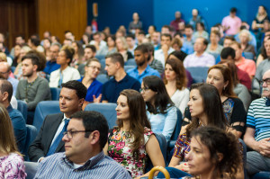 Cinquenta novos servidores foram empossados: 47 TAES e três docentes. Foto: Henrique Almeida/Agecom/UFSC