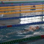 homem nadando na piscina olímpica da UFSC