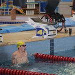 homem dentro da piscina se prepara para começar a nadar